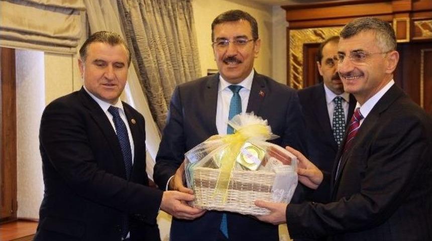 Bakan T&uuml;fenkci&rsquo;ye Anzer Balı