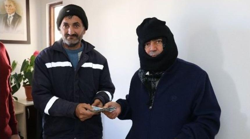 Temizlik İş&ccedil;isinden &Ouml;rnek Davranış