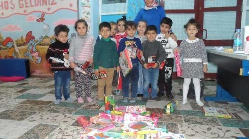 &Uuml;niversite &Ouml;ğrencisi Silopili &Ccedil;ocuklara Oyuncak G&ouml;nderdi