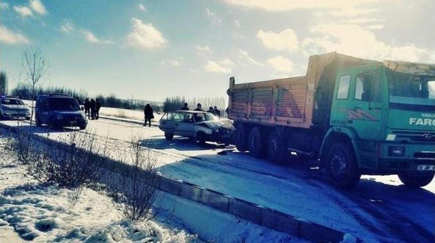 Buz Tutan Yol Kazaya Neden Oldu: 2 Yaralı