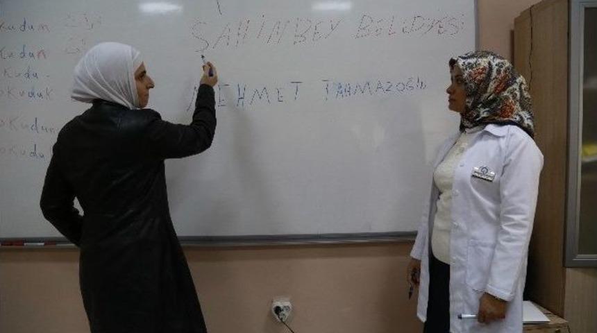Suriyeliler Okuma Yazma &Ouml;ğreniyor