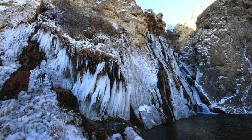 G&uuml;rpınar Şelalesi Buz Tuttu