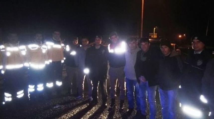 Polis Ve Askerlere Sıcak &Ccedil;orba İkram Ettiler