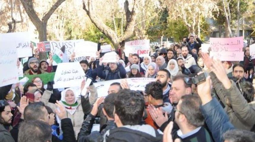 Halep Protestosunda Suriyeliler Arasında Arbede