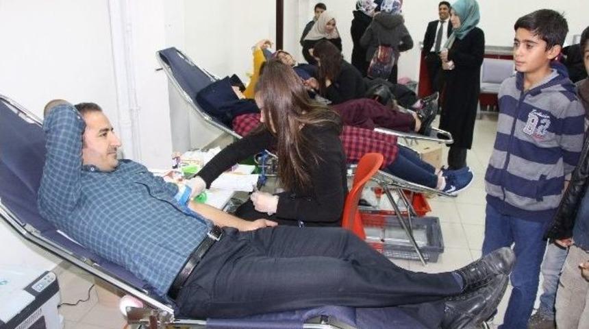 &Ouml;ğrenciler Kızılay&rsquo;a Kan Bağışında Bulundu