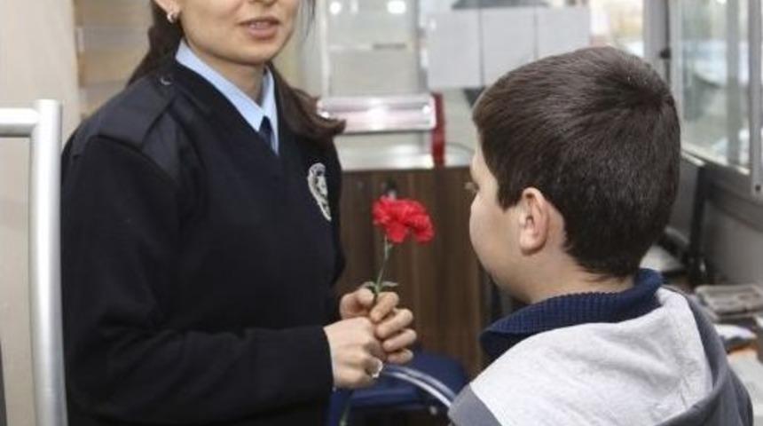 Sultanbeyli&rsquo;de &Ouml;ğrencilerden Polise Ziyaret