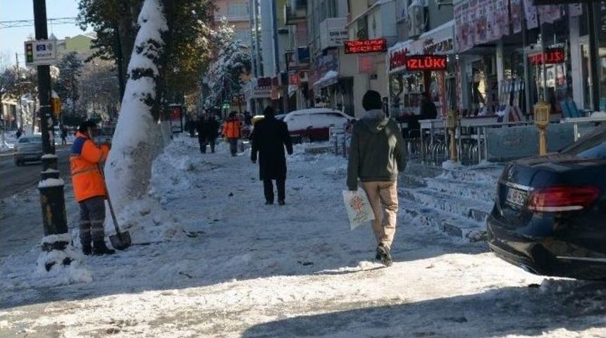 Buzlu Yollarda Ve Kaldırımlarda Y&uuml;r&uuml;rken Dikkat