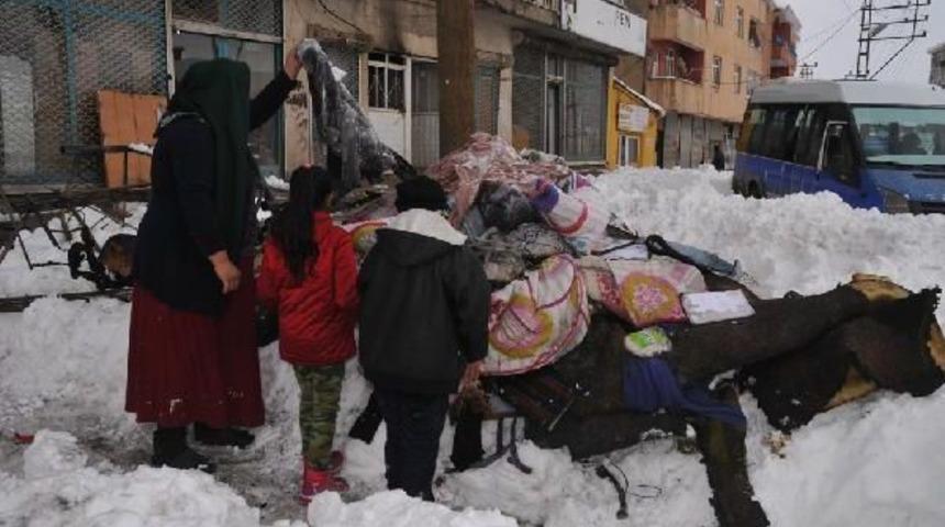 Yanan Eşyalarını Kar I&ccedil;inde Aradılar