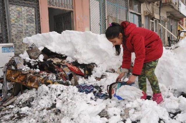 Yanan Eşyalarını Kar Içinde Aradılar