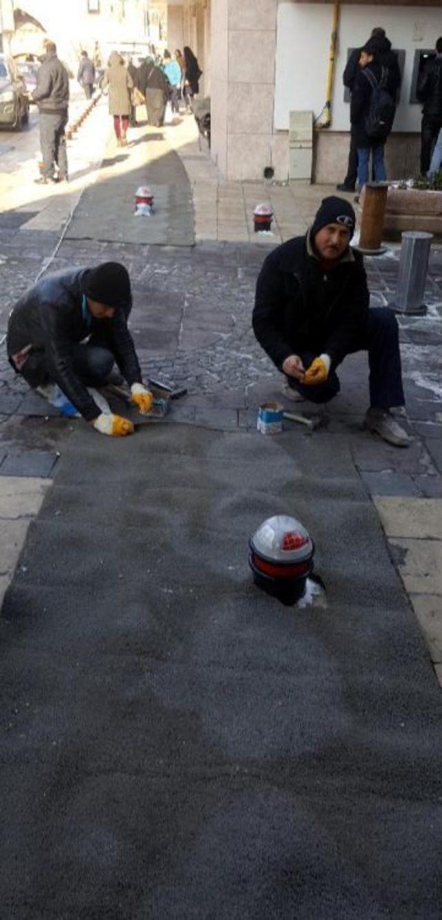 Buz Tutan Kaldırımlarda Halıyla Önlem