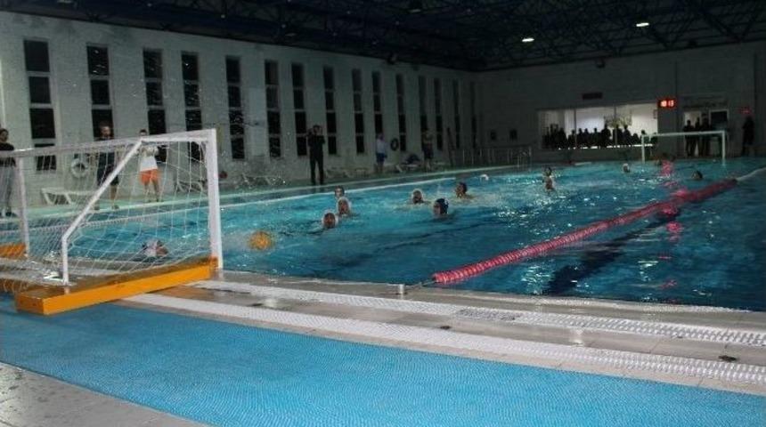 Niğde Belediyesinin Su Topu Turnuvası Başladı