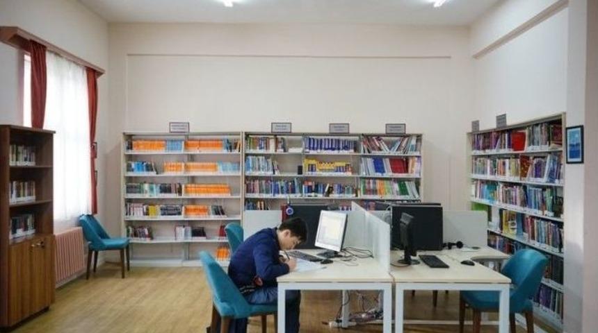 Yabancı Diller Y&uuml;ksekokulu K&uuml;t&uuml;phanesi Geniş Bir Alana Taşınarak Yenilendi