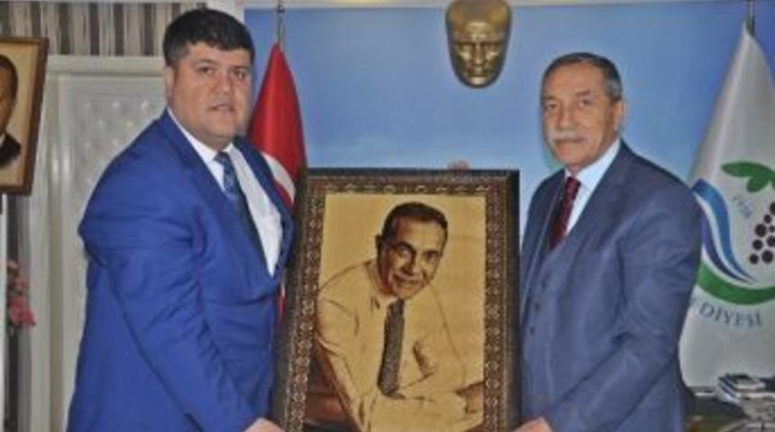 &Ouml;zdemir&rsquo;e Halı Resim Tablosu Hediye Edildi