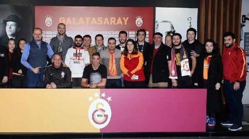 Kombine Alan Sarı-Kırmızılı Taraftarlar Riekerink Ve Muslera Ile Tanıştı