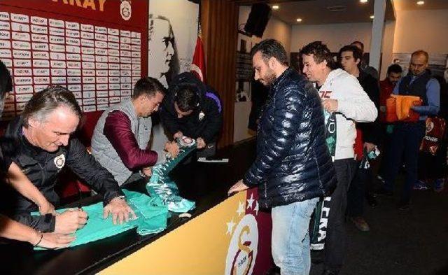 Kombine Alan Sarı-Kırmızılı Taraftarlar Riekerink Ve Muslera Ile Tanıştı 1