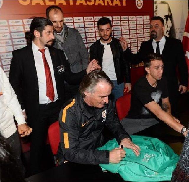 Kombine Alan Sarı-Kırmızılı Taraftarlar Riekerink Ve Muslera Ile Tanıştı 2