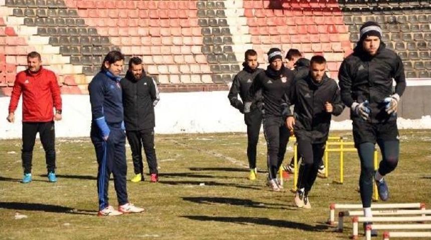 Gaziantepspor'da &Uuml;z&uuml;lmez Ilk Antrenmanına &Ccedil;ıktı