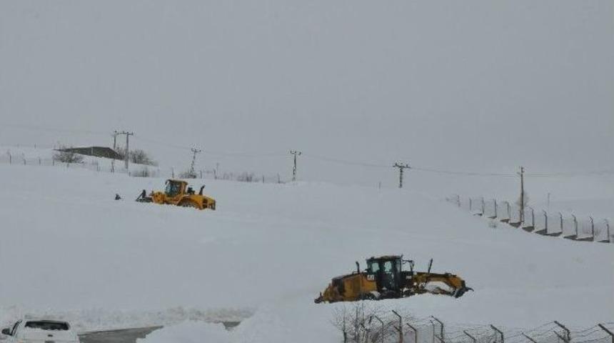 Hakkari&rsquo;de Yol A&ccedil;ma &Ccedil;alışması