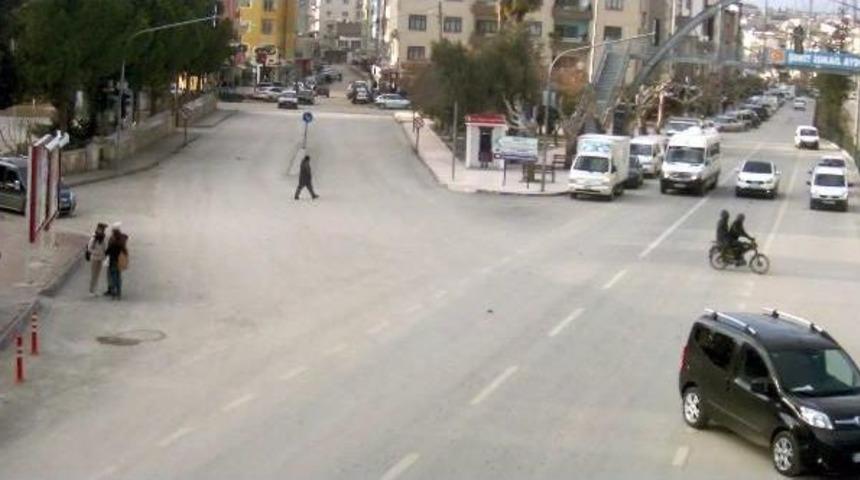 Fırtınada Devrilen Billboard, 2 &Ouml;ğrenciyi Yaraladı