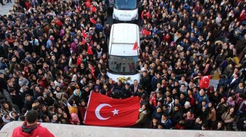 Liselilerden Polise Anlamlı Jest