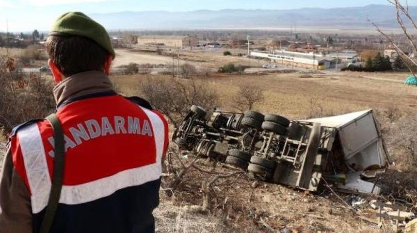 &nbsp;Kamyonla Motosiklet &Ccedil;arpıştı: 1 &Ouml;l&uuml;, 1 Yaralı