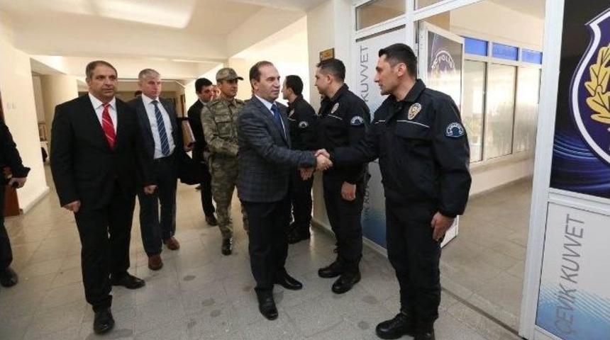 Vali Işık İle Komutanlardan Polislere Moral Desteği