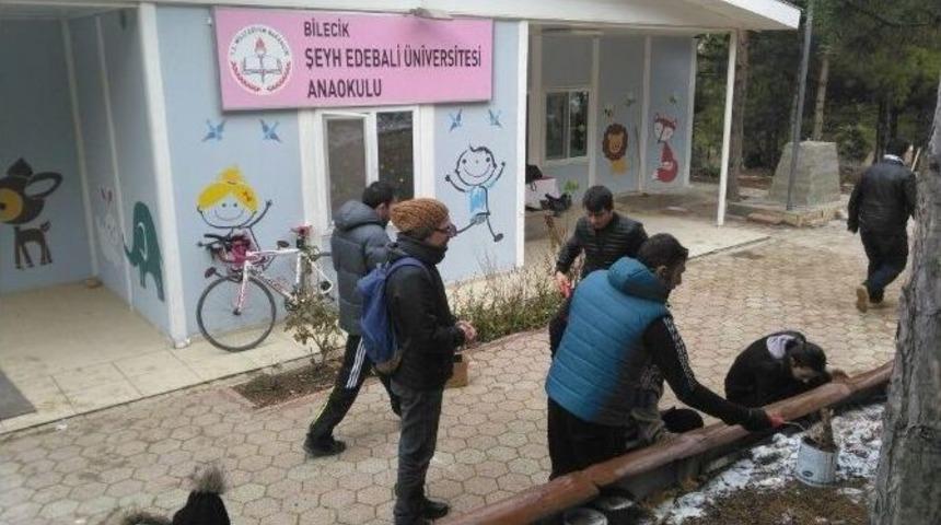 &Uuml;niversiteli &Ouml;ğrencileri Tarafından Anaokulu Renklendirildi