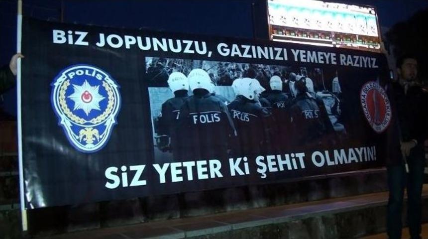 İzmir&rsquo;deki Ter&ouml;re Lanet Mitinginde Herkesi Duygulandıran Pankart