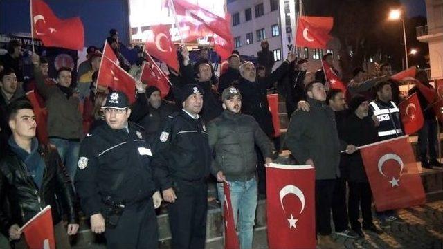 İzmir&rsquo;deki Ter&ouml;re Lanet Mitinginde Herkesi Duygulandıran Pankart 2