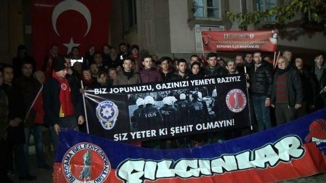 İzmir&rsquo;deki Ter&ouml;re Lanet Mitinginde Herkesi Duygulandıran Pankart 3