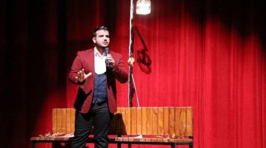 &Uuml;niversiteli &Ouml;ğrencilerden Şiir Dinletisi