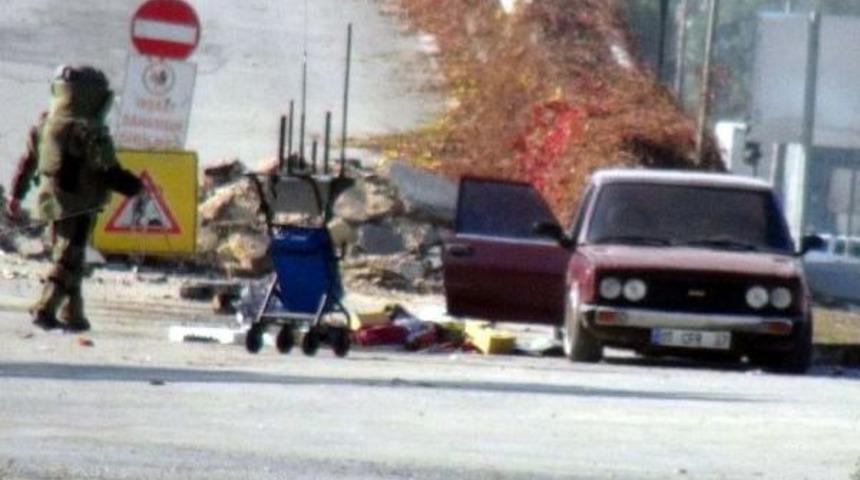 Mersin'de Ş&uuml;pheli Otomobil F&uuml;nyeyle Patlatıldı