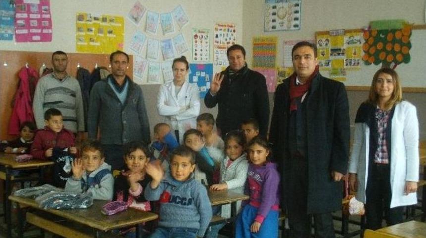 İş Adamı &Ouml;zbey&rsquo;den &Ouml;ğrenciler Giyim Yardımı