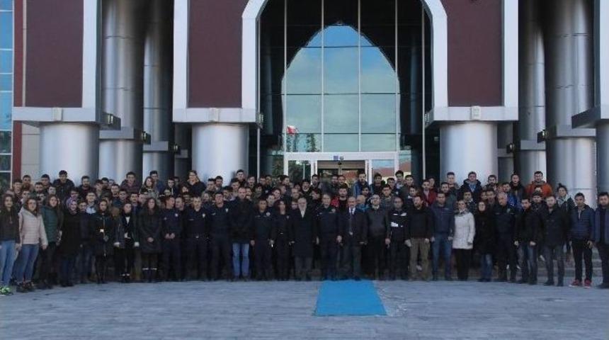 Akademisyenler Ve &Uuml;niversite &Ouml;ğrencilerinden Polise Destek Ziyareti