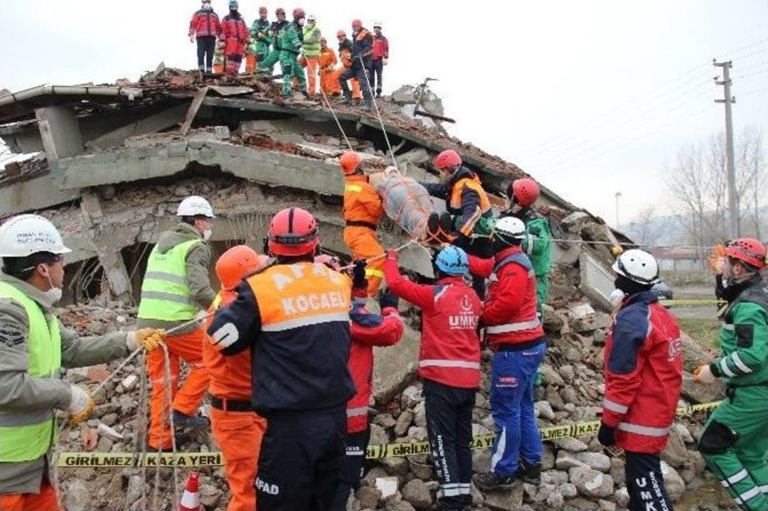 17 Yıl Sonra G&ouml;lc&uuml;k Enkazlarından Aynı Ses Y&uuml;kseldi: