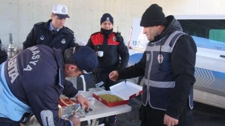 Zabıtalardan N&ouml;betteki Polislere Jest