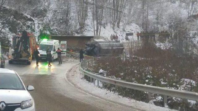 Akaryakıt Tankeriyle Tır Çarpıştı: 2 Ölü