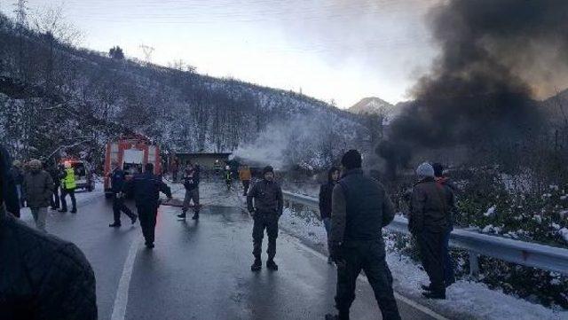 Akaryakıt Tankeriyle Tır Çarpıştı: 2 Ölü