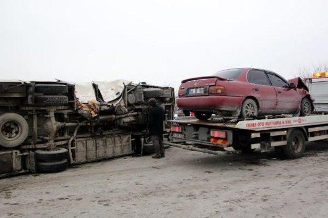 Otomobilin &Ccedil;arptığı Minib&uuml;s Devrildi: 1 Yaralı 1