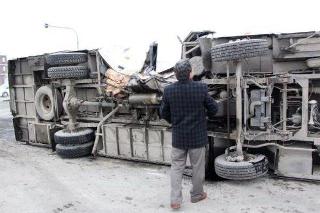 Otomobilin &Ccedil;arptığı Minib&uuml;s Devrildi: 1 Yaralı 2