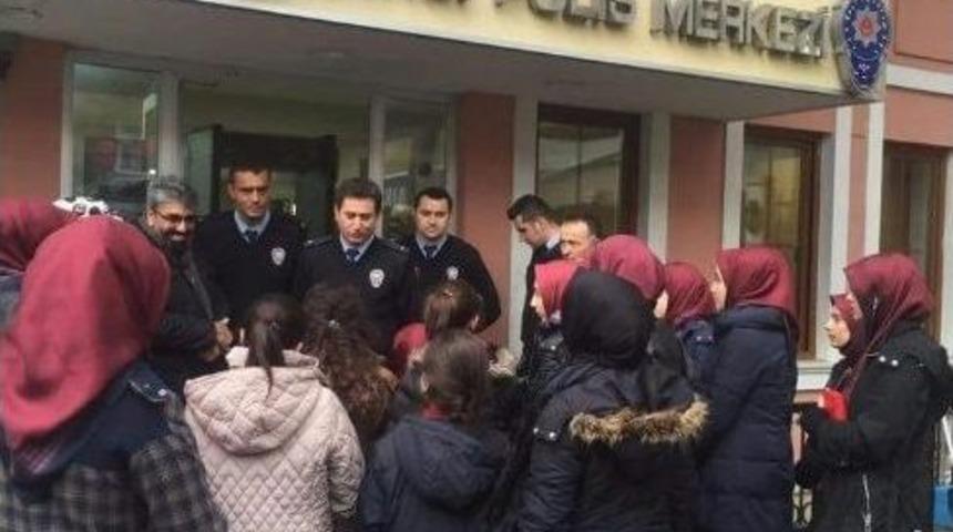 İstanbul&rsquo;da Lise &Ouml;ğrencilerinden Polise Destek Ziyareti
