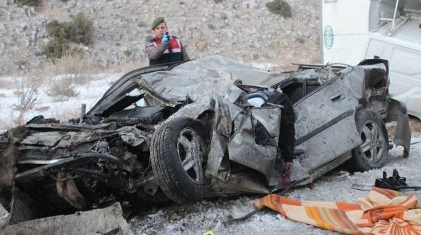 Buzlanan Yolda Kayan Tır Otomobil İle &Ccedil;arpıştı: 2 &Ouml;l&uuml;, 1 Yaralı