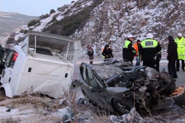 Buzlanan Yolda Kayan Tır Otomobil İle Çarpıştı: 2 Ölü, 1 Yaralı