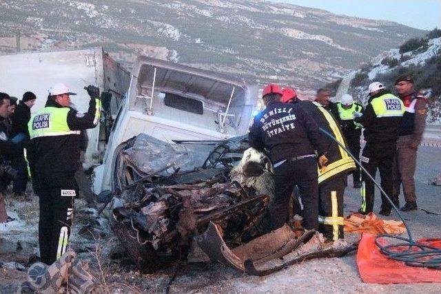 Buzlanan Yolda Kayan Tır Otomobil İle &Ccedil;arpıştı: 2 &Ouml;l&uuml;, 1 Yaralı 2