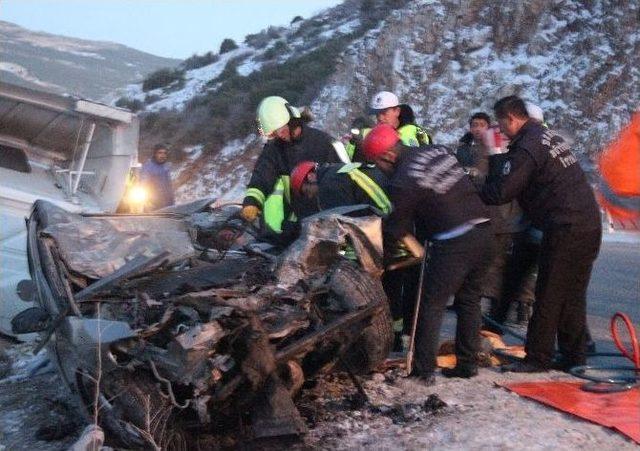 Buzlanan Yolda Kayan Tır Otomobil İle &Ccedil;arpıştı: 2 &Ouml;l&uuml;, 1 Yaralı 3