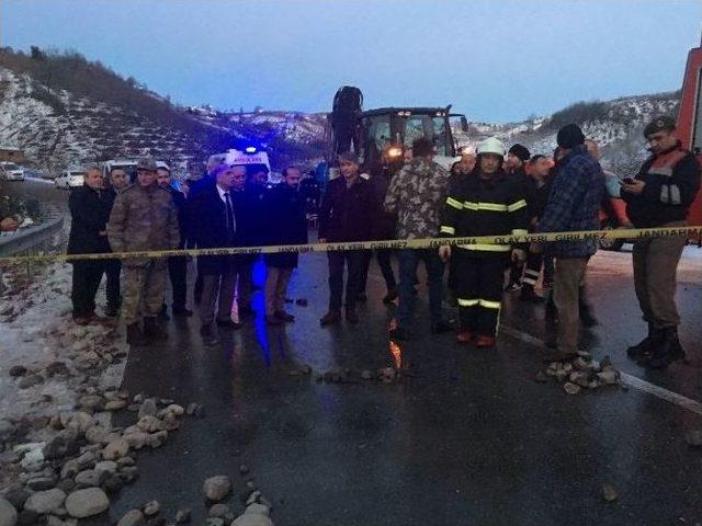 Tır İle &Ccedil;arpışan Akaryakıt Tankeri Alev Topuna D&ouml;nd&uuml;: 2 &Ouml;l&uuml;, 1 Yaralı 1