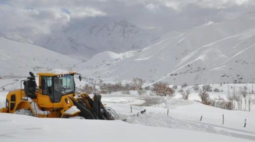 Hakkari'de Karla M&uuml;cadele &Ccedil;alışması Devam Ediyor