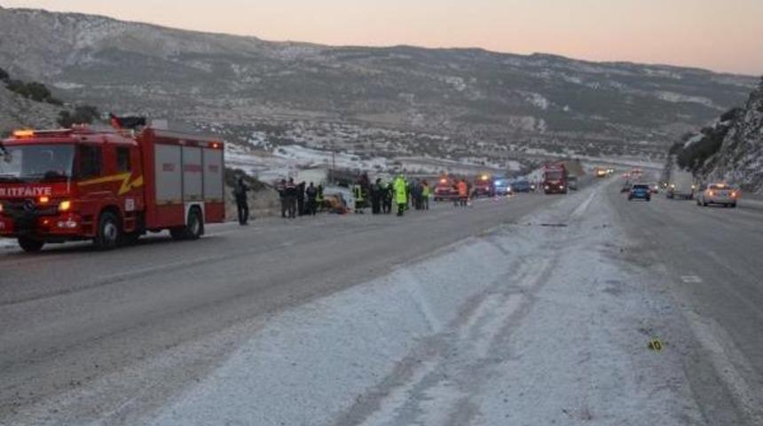 Tır Ile Otomobil &Ccedil;arpıştı: 2 &Ouml;l&uuml;, 1 Yaralı