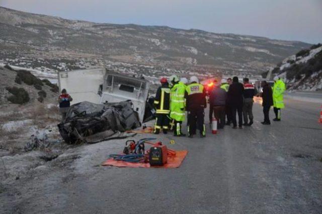 Tır Ile Otomobil Çarpıştı: 2 Ölü, 1 Yaralı