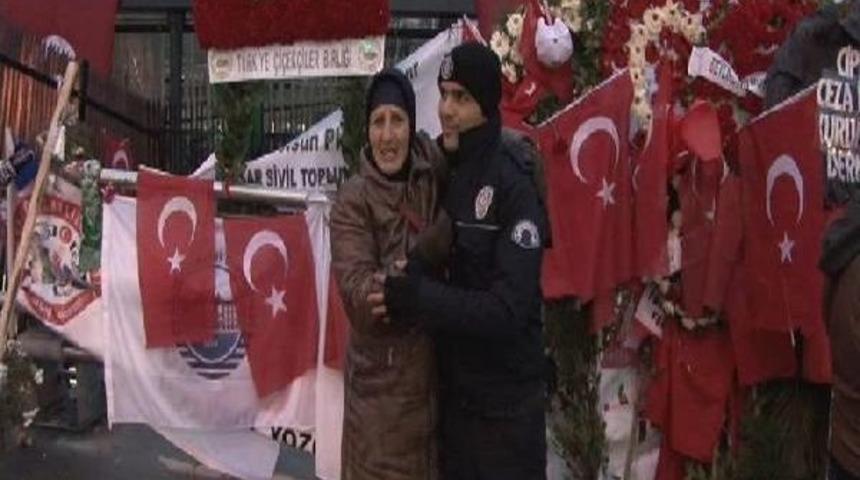 Azeri Kadın Şehitler Tepesi'ni Ziyaret Edip Polise Sarıldı